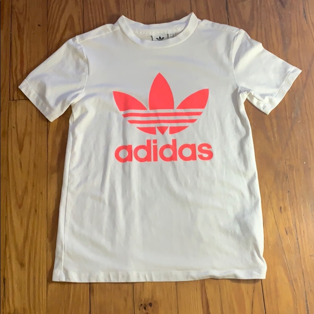 white and pink t-shirt